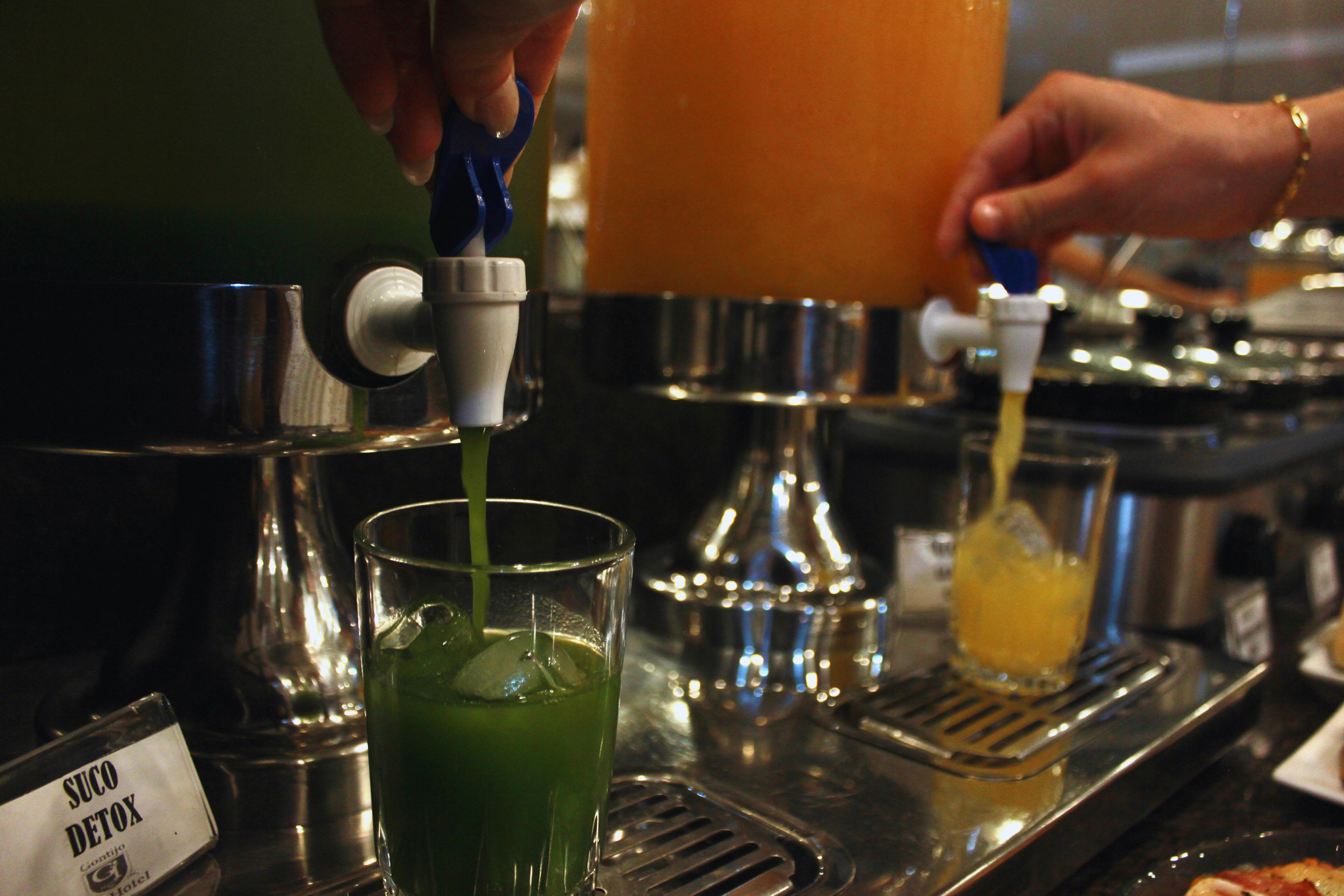 Gontijo Inn Hotel Itajubá Zewnętrze zdjęcie Wheatgrass juice being dispensed