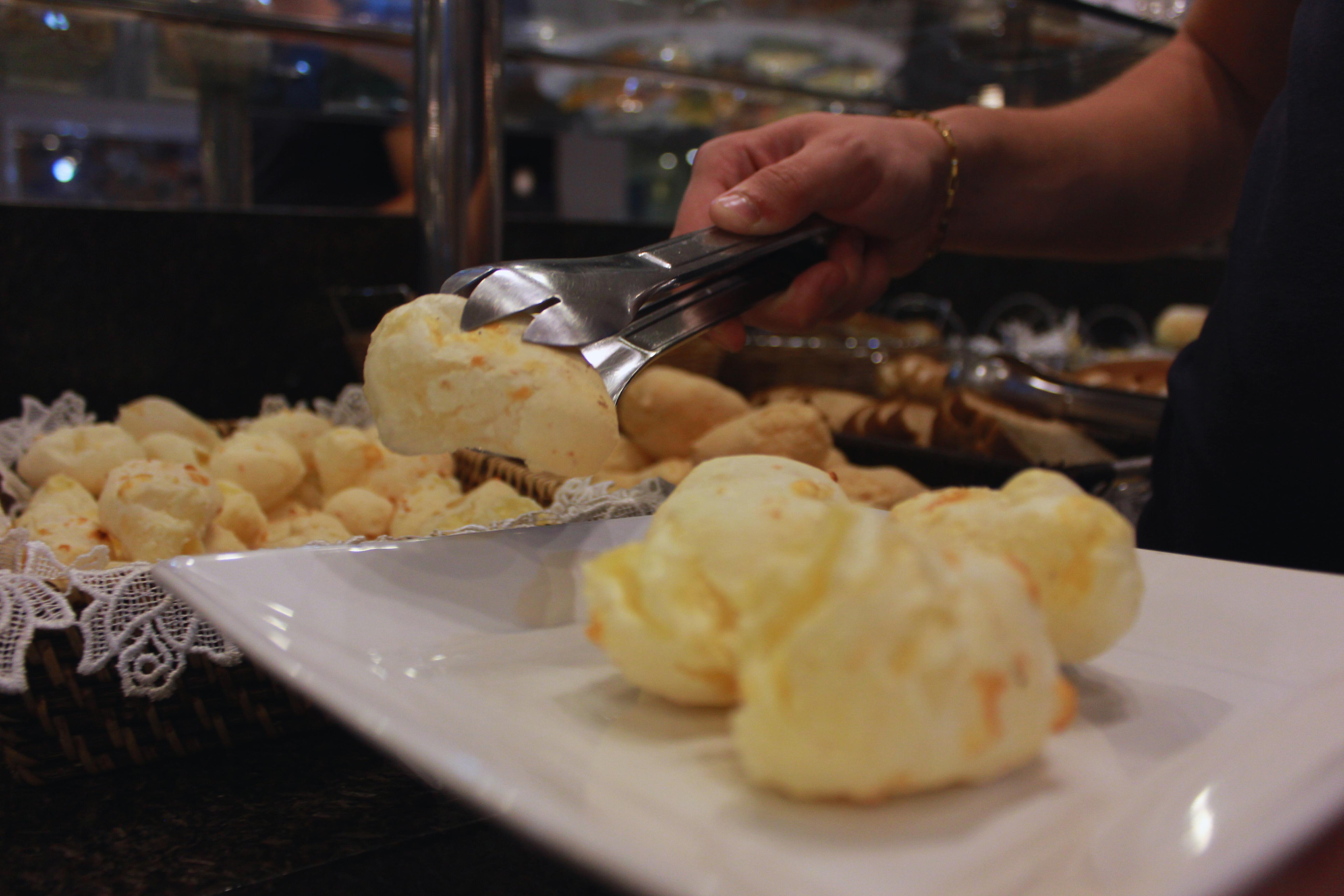 Gontijo Inn Hotel Itajubá Zewnętrze zdjęcie Pão de queijo being served