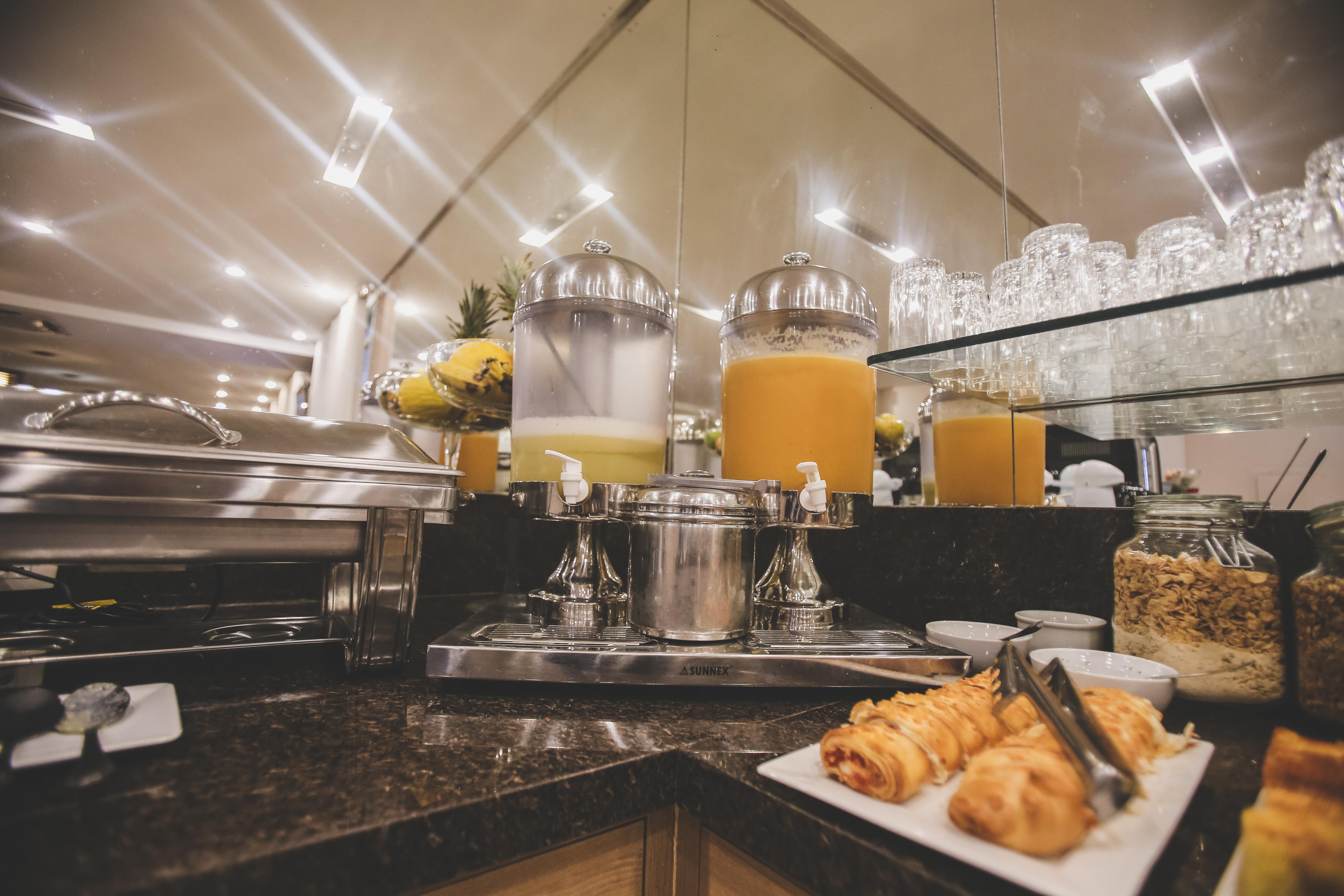 Gontijo Inn Hotel Itajubá Zewnętrze zdjęcie A buffet at a hotel