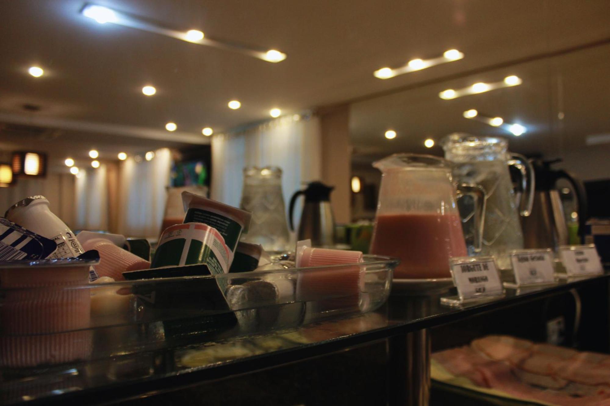 Gontijo Inn Hotel Itajubá Zewnętrze zdjęcie A selection of fruit juice at a buffet